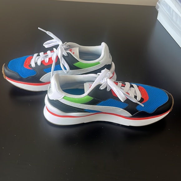 Size 6 NWOT PUMA size 6 sneakers - Picture 10 of 10